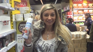 1. Download full pics of MILF divirtiéndose en un baño público from czechamateurs.com