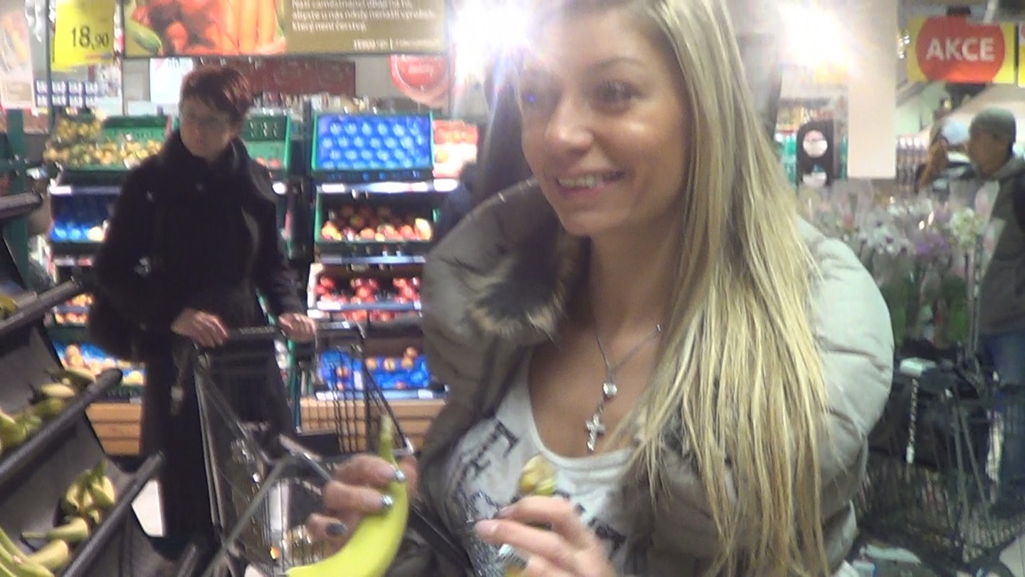 MILF divirtiéndose en un baño público