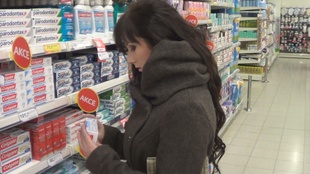 3. Download full pics of Spreading a tight pussy from czechamateurs.com