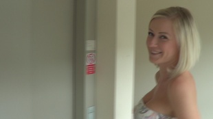 12. Download full pics of Loira peituda e excêntrica from czechamateurs.com