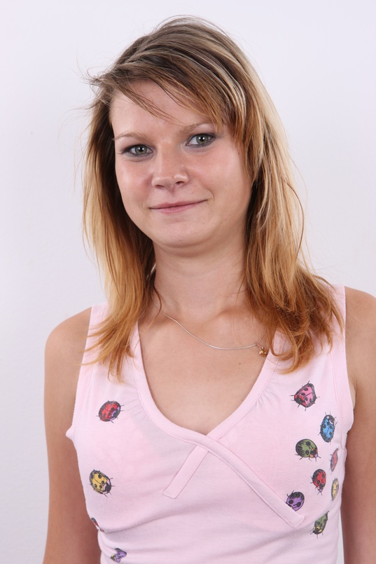 1. Download full pics of Radka (21) from czechcasting.com