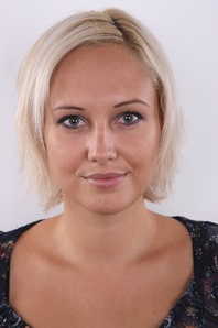 1. Download full pics of Linda (27) from czechcasting.com