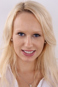 1. Download full pics of Veronika (20) from czechcasting.com