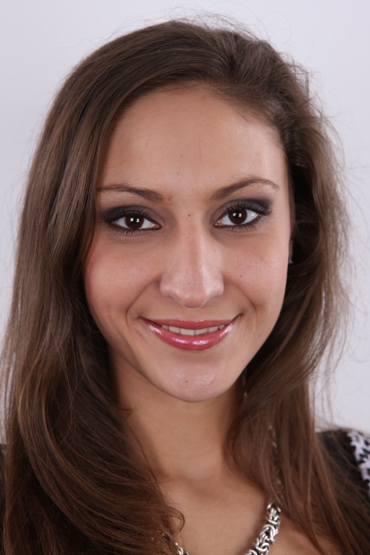 1. Download full pics of Simona (23) from czechcasting.com