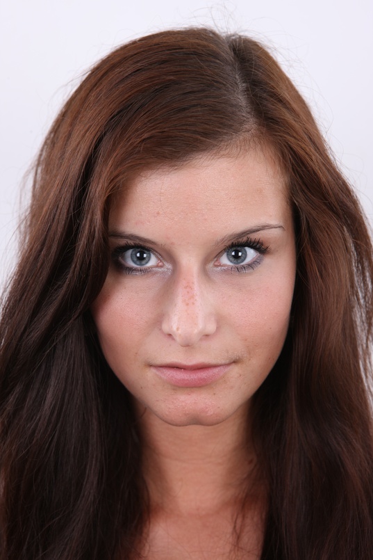 1. Download full pics of Kamila (20) from czechcasting.com