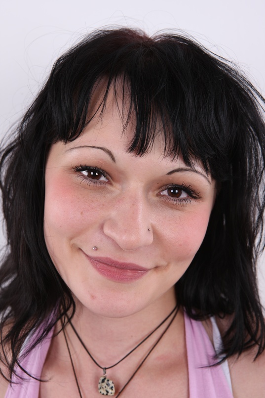 1. Download full pics of Hana (22) from czechcasting.com