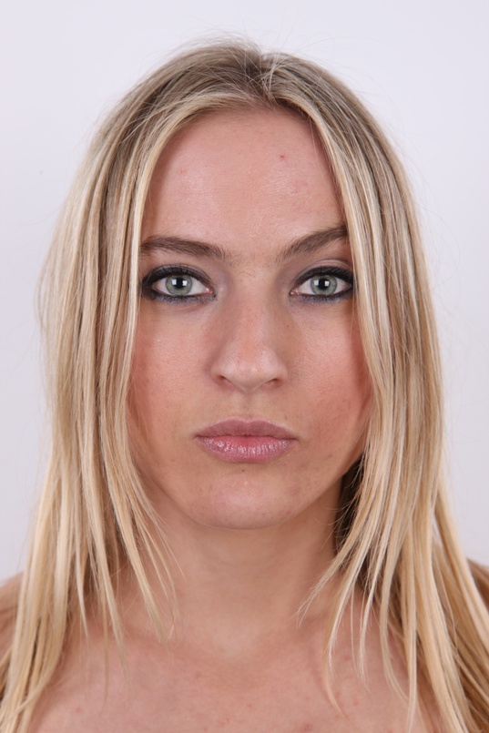 1. Download full pics of Iva (23) from czechcasting.com