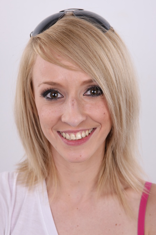 1. Download full pics of Eva (26) from czechcasting.com