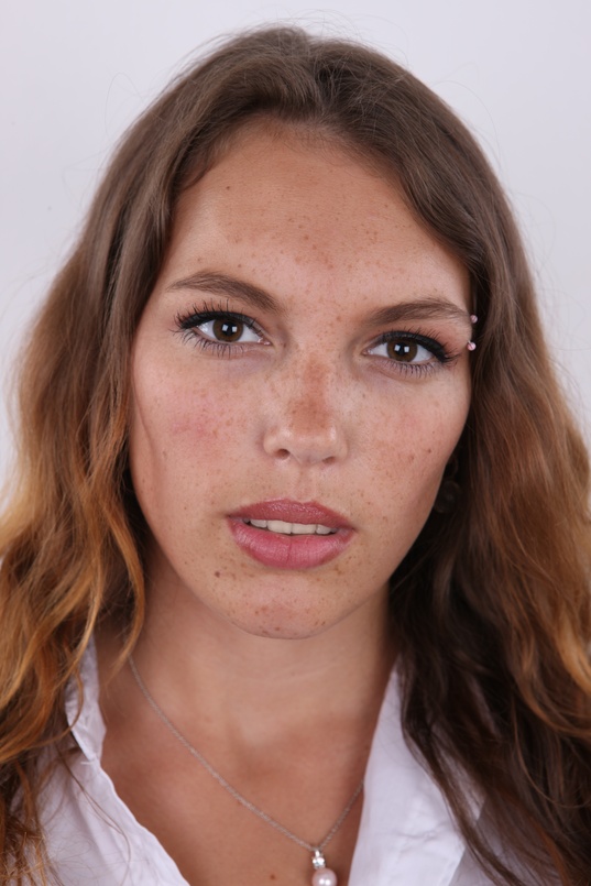 1. Download full pics of Dominika (19) from czechcasting.com