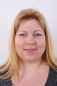 1. Download full pics of Zdenka (27) from czechcasting.com