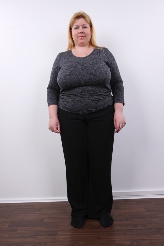 2. Download full pics of Zdenka (27) from czechcasting.com