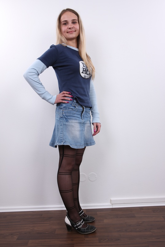 4. Download full pics of Veronika (21) from czechcasting.com