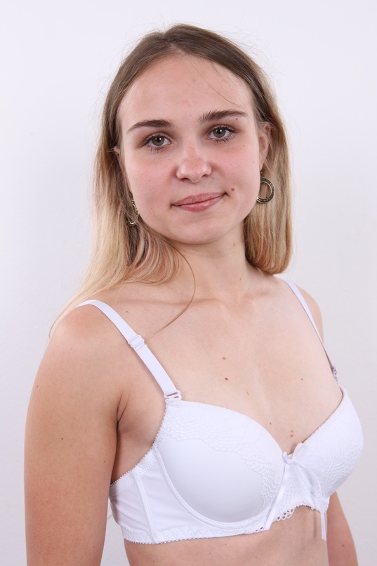 6. Download full pics of Veronika (21) from czechcasting.com