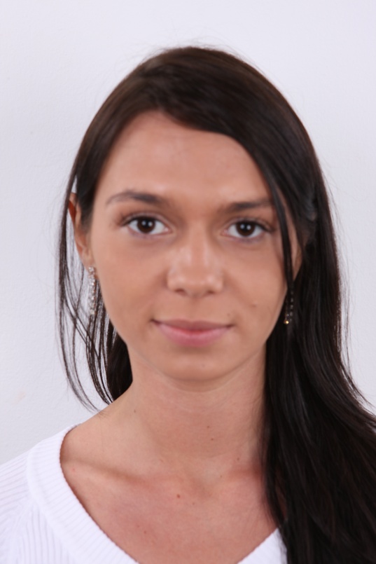 1. Download full pics of Marcela (25) from czechcasting.com