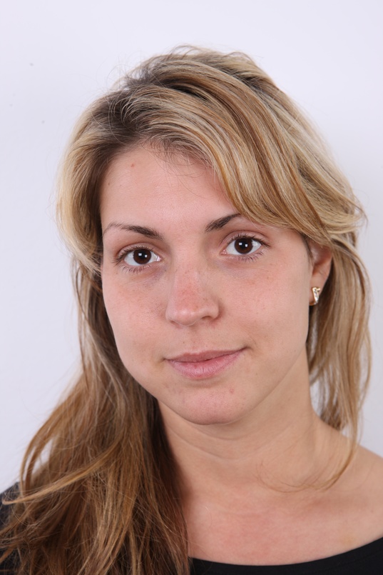 1. Download full pics of Petra (27) from czechcasting.com