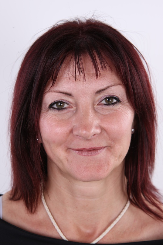 1. Download full pics of Jana (44) from czechcasting.com