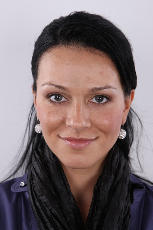 1. Download full pics of Katka (31) from czechcasting.com