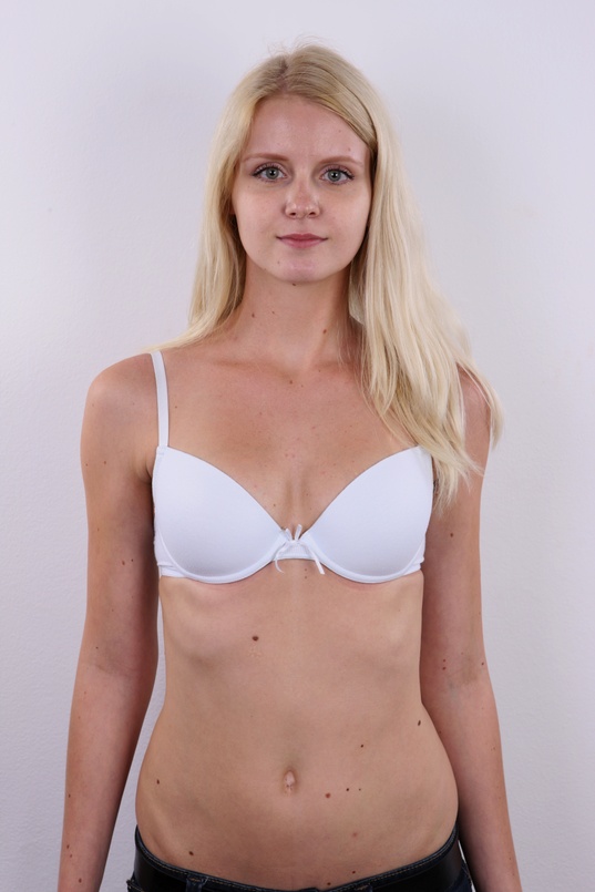 4. Download full pics of Aneta (21) from czechcasting.com