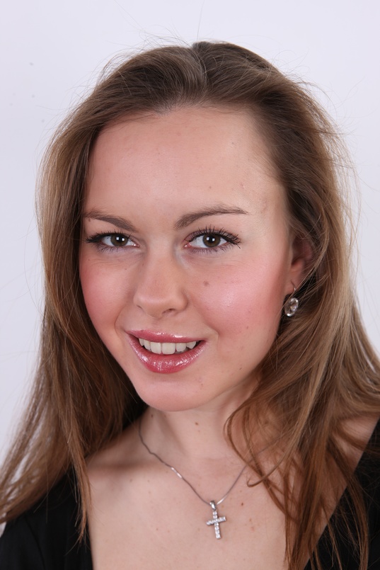 1. Download full pics of Marie (25) from czechcasting.com