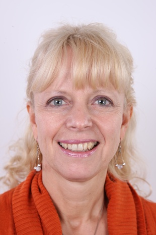 1. Download full pics of model Milena (52) from czechcasting.com