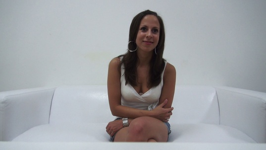 1. Download full pics of Jana (26) from czechcasting.com