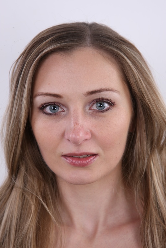 1. Download full pics of Hana (30) from czechcasting.com