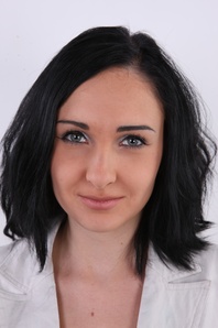 1. Download full pics of Eva (20) from czechcasting.com