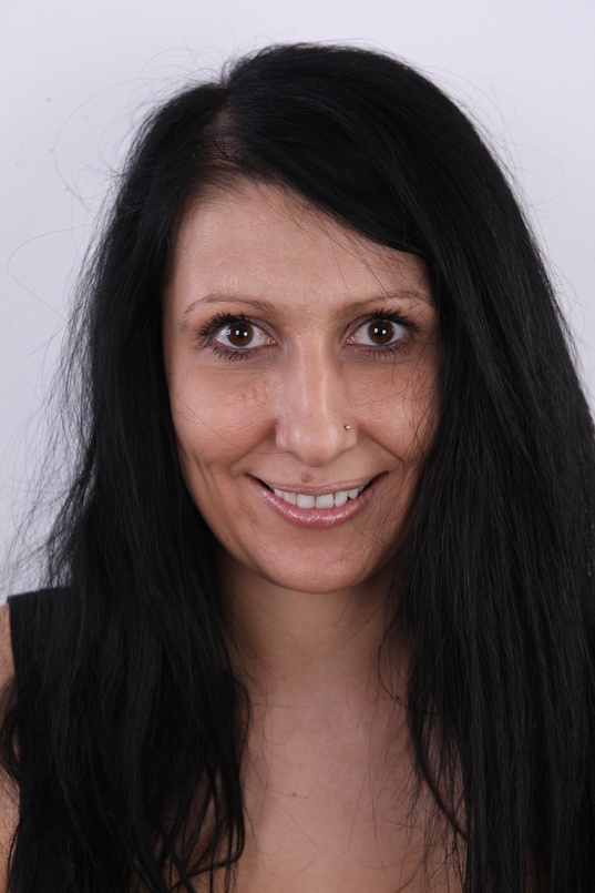 1. Download full pics of Andrea (35) from czechcasting.com