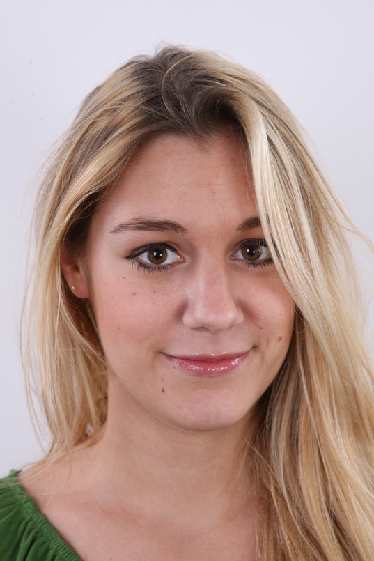 1. Download full pics of Tereza (22) from czechcasting.com