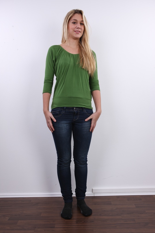 2. Download full pics of Tereza (22) from czechcasting.com