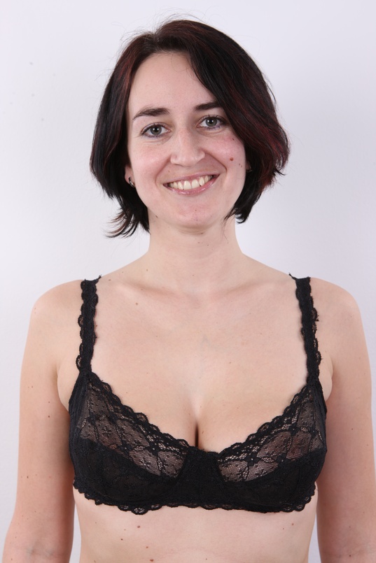 4. Download full pics of Vendula (33) from czechcasting.com