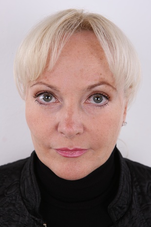 1. Download full pics of model Dara (46) from czechcasting.com