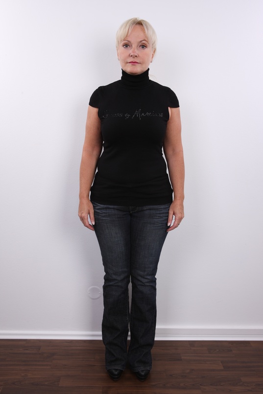 3. Download full pics of Dara (46) from czechcasting.com