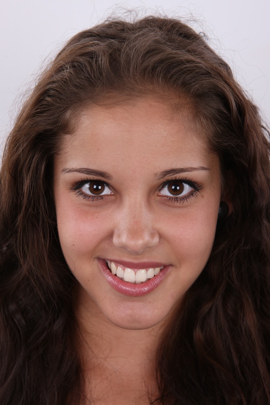 1. Download full pics of Pavla (19) from czechcasting.com