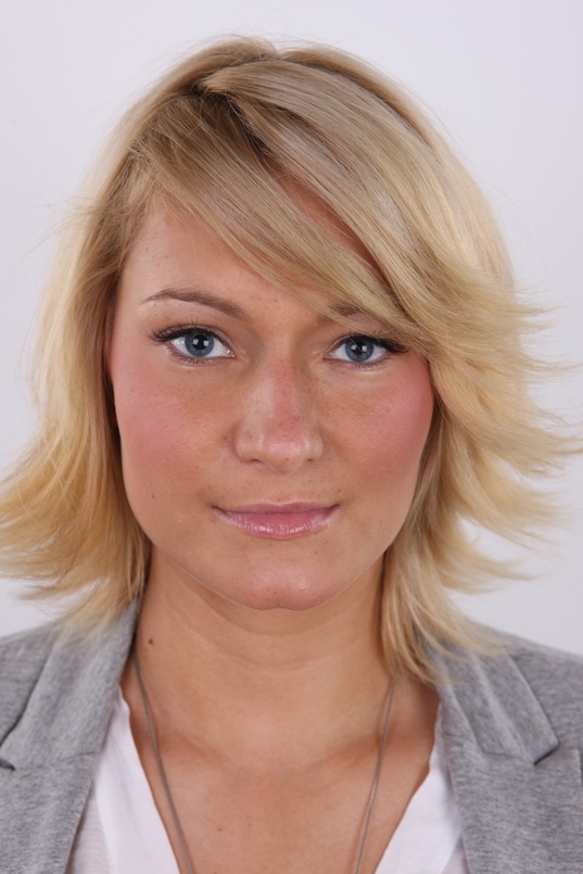 1. Download full pics of Andrea (24) from czechcasting.com