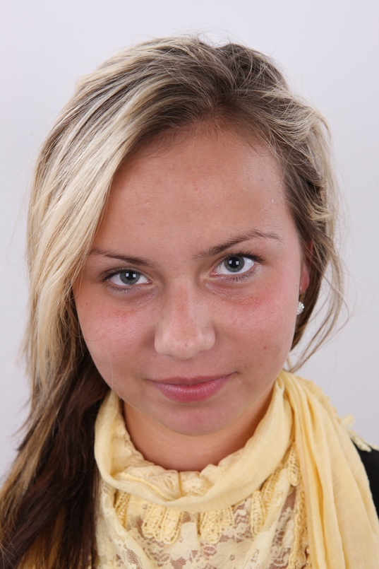 1. Download full pics of Tereza (22) from czechcasting.com