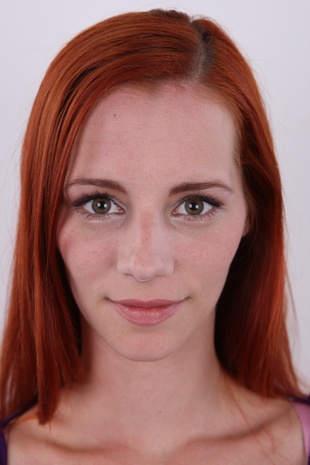 1. Download full pics of model Gabriela (27) from czechcasting.com