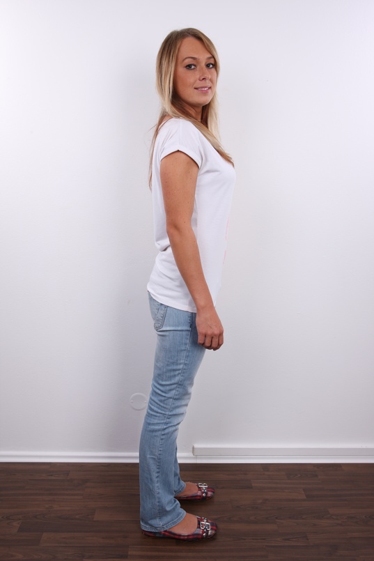 3. Download full pics of Renata (21) from czechcasting.com