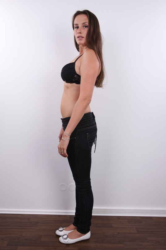 5. Download full pics of Veronika (27) from czechcasting.com