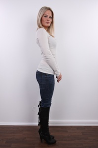 3. Download full pics of Zaneta (25) from czechcasting.com