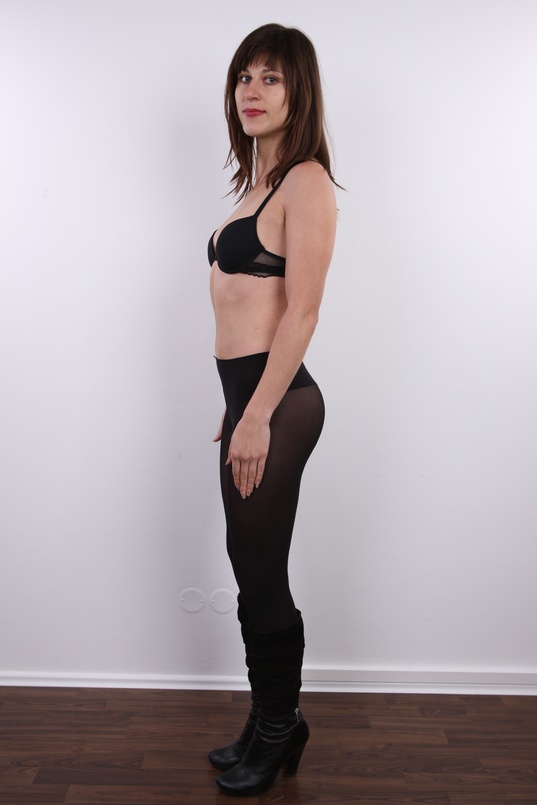 4. Download full pics of Julia (24) from czechcasting.com