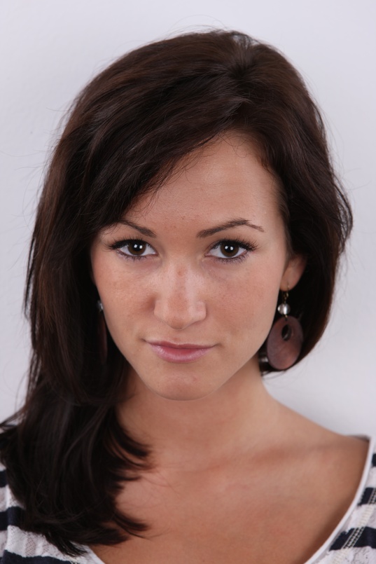 1. Download full pics of Tereza (21) from czechcasting.com