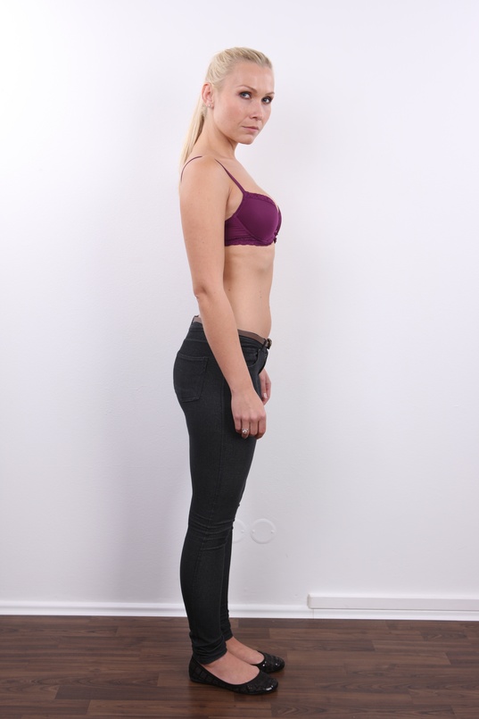 4. Download full pics of Michaela (25) from czechcasting.com