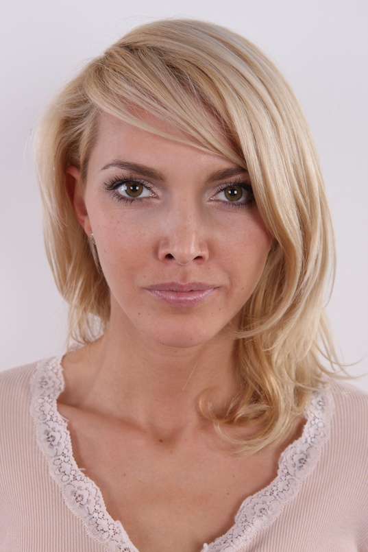 1. Download full pics of Jitka (24) from czechcasting.com