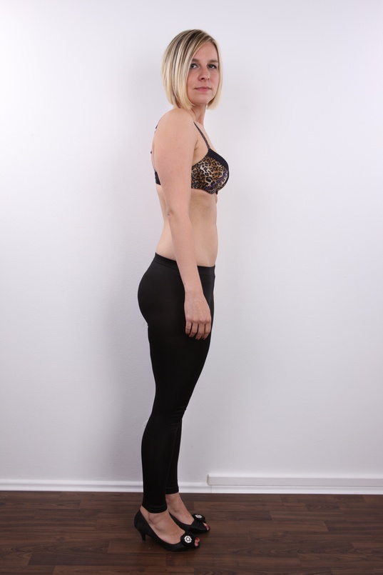 4. Download full pics of Monika (25) from czechcasting.com