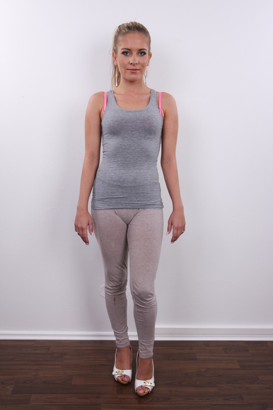 2. Download full pics of Renata (23) from czechcasting.com