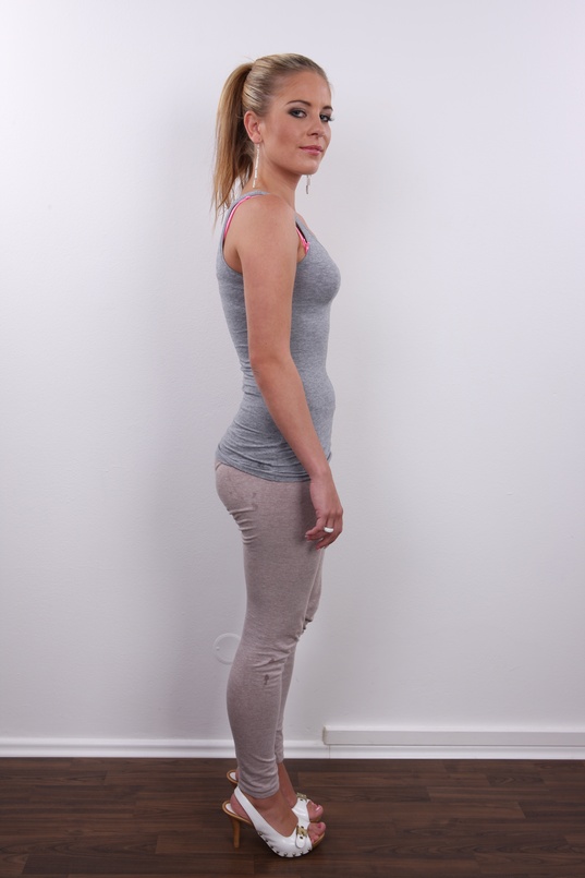 3. Download full pics of Renata (23) from czechcasting.com