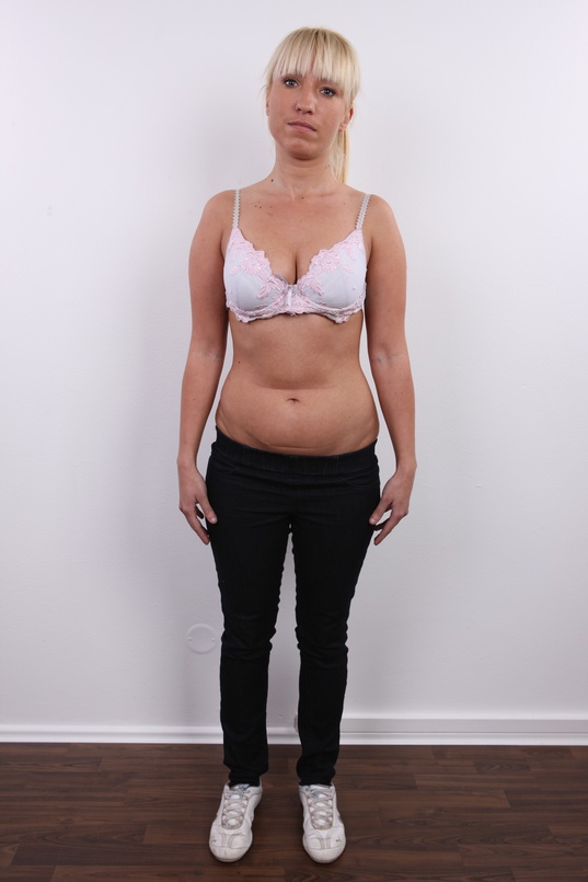 4. Download full pics of Veronika (23) from czechcasting.com