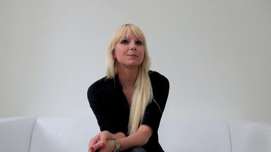 1. Download full pics of Hanka (32) from czechcasting.com