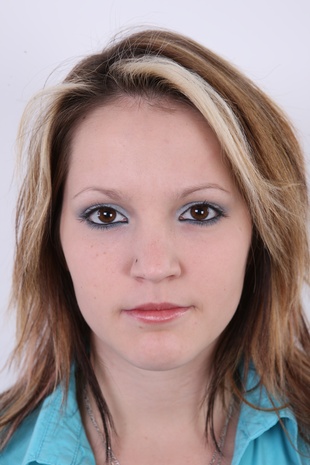 1. Download full pics of model Tereza (18) from czechcasting.com